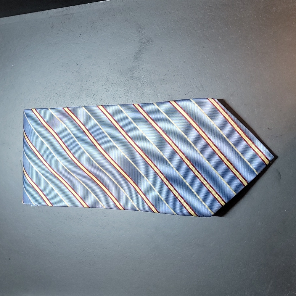 Light blue men's tie with yellow stripes